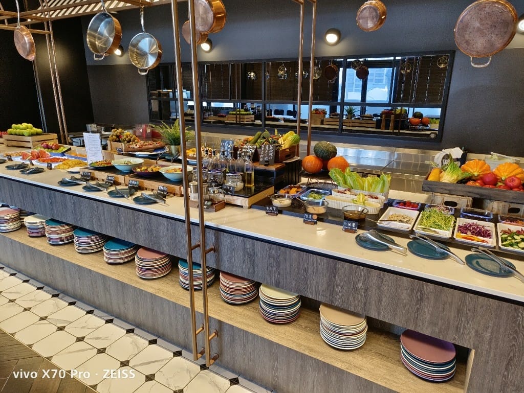 【桃園吃到飽】和逸飯店逸市集午餐，每週二午晚餐買一送一只要$588哦！