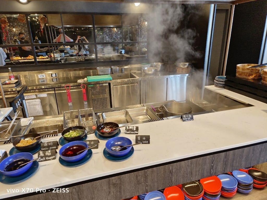 【桃園吃到飽】和逸飯店逸市集午餐，每週二午晚餐買一送一只要$588哦！