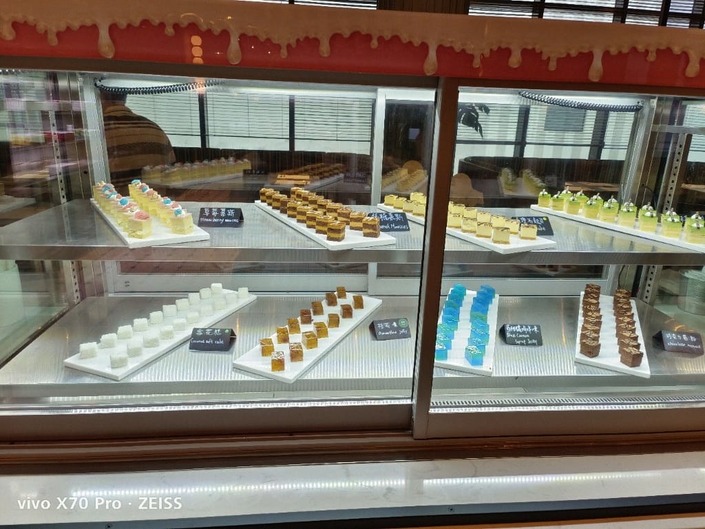 【桃園吃到飽】和逸飯店逸市集午餐，每週二午晚餐買一送一只要$588哦！