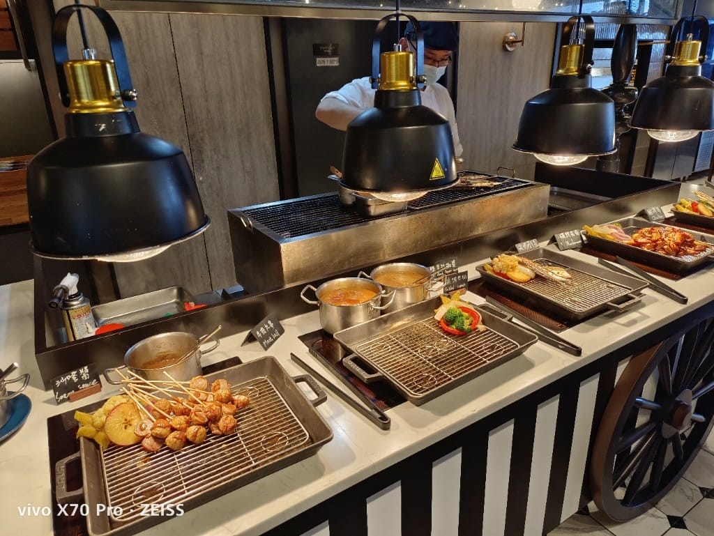 【桃園吃到飽】和逸飯店逸市集午餐，每週二午晚餐買一送一只要$588哦！