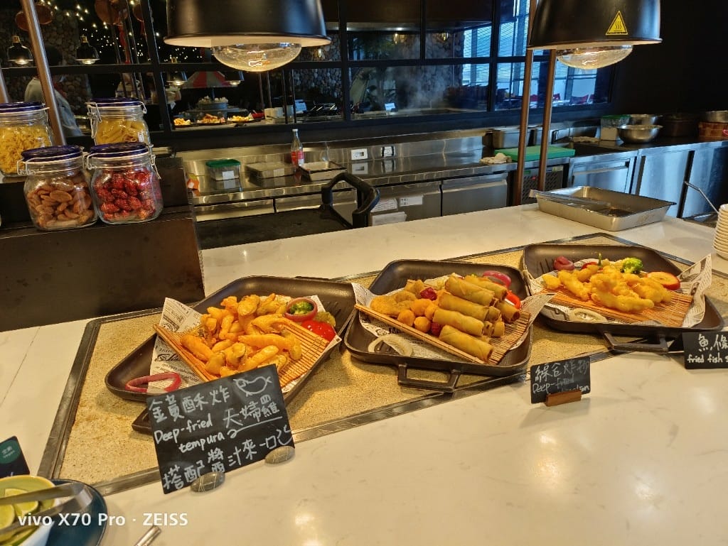 【桃園吃到飽】和逸飯店逸市集午餐，每週二午晚餐買一送一只要$588哦！