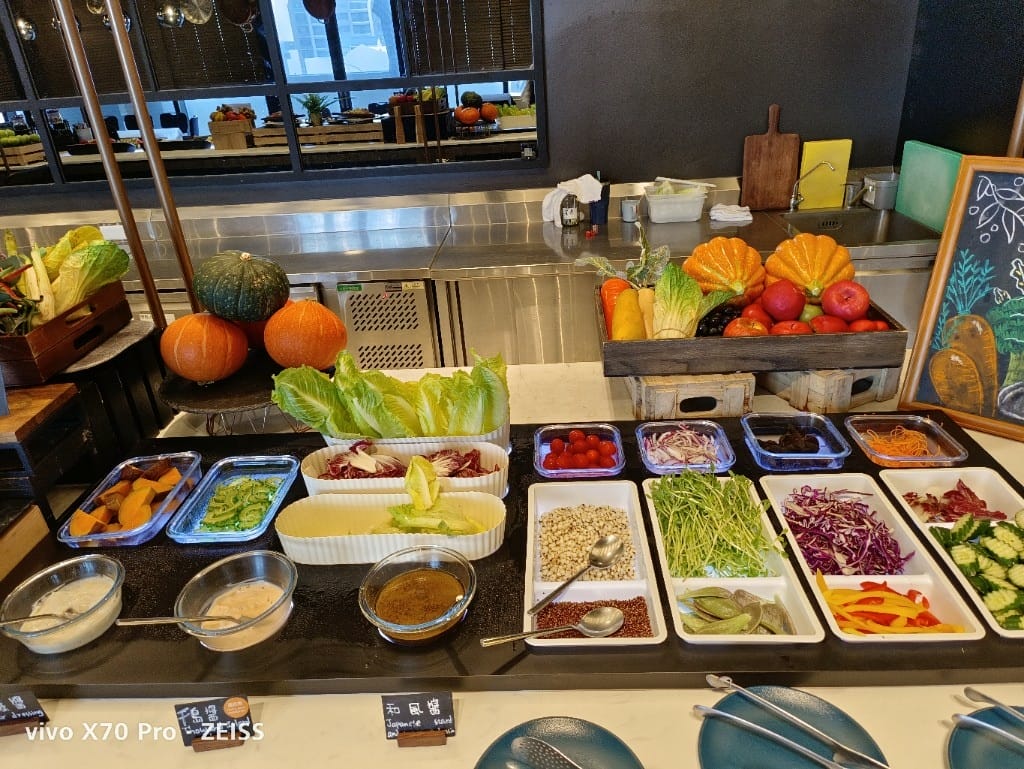 【桃園吃到飽】和逸飯店逸市集午餐，每週二午晚餐買一送一只要$588哦！