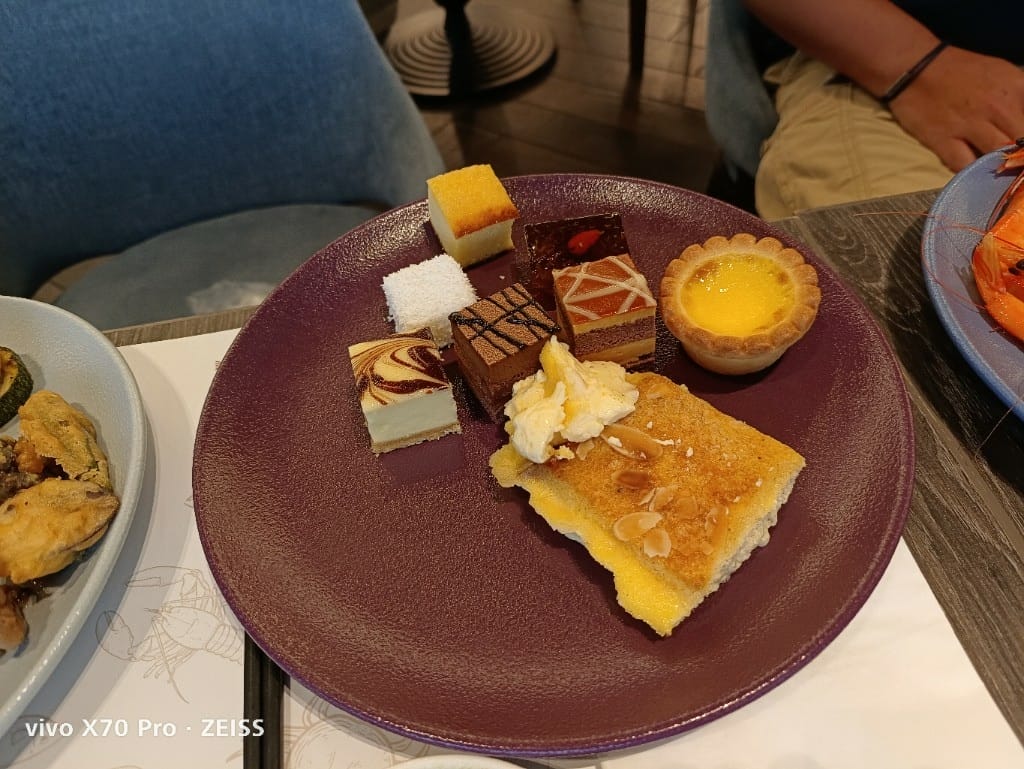【桃園吃到飽】和逸飯店逸市集午餐，每週二午晚餐買一送一只要$588哦！