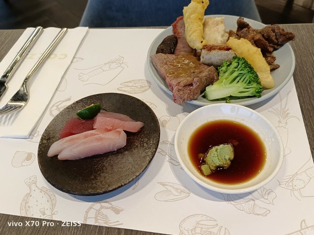 【桃園吃到飽】和逸飯店逸市集午餐，每週二午晚餐買一送一只要$588哦！