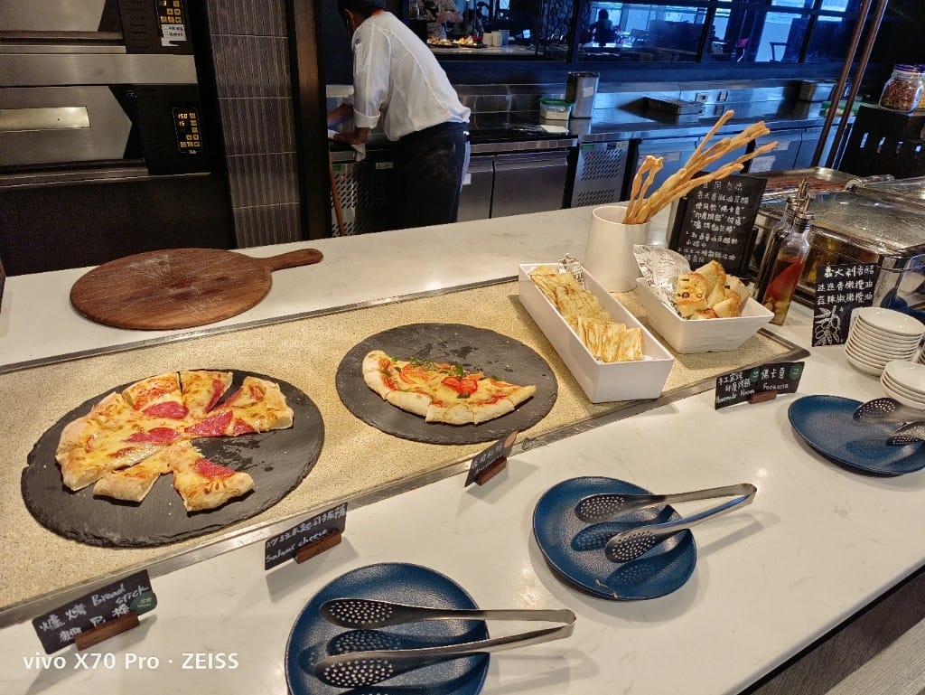 【桃園吃到飽】和逸飯店逸市集午餐，每週二午晚餐買一送一只要$588哦！