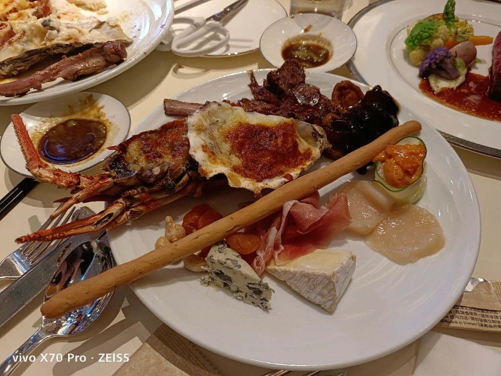 【台北吃到飽】東方文華酒店CAFÉ ，睽違兩年強勢復出，帝王蟹、生蠔、干貝、海膽都自由了❤️