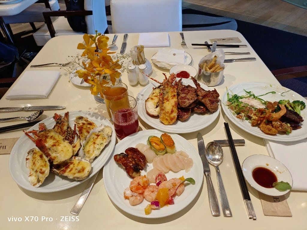 【台北吃到飽】東方文華酒店CAFÉ ，睽違兩年強勢復出，帝王蟹、生蠔、干貝、海膽都自由了❤️