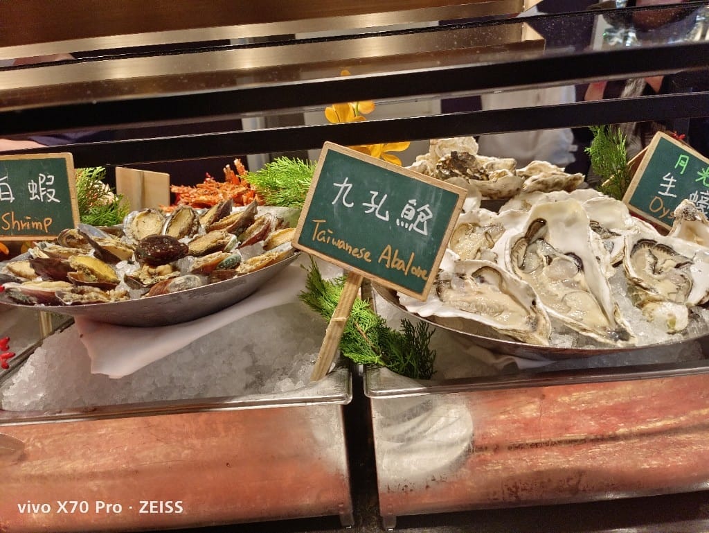 【台北吃到飽】東方文華酒店CAFÉ ，睽違兩年強勢復出，帝王蟹、生蠔、干貝、海膽都自由了❤️