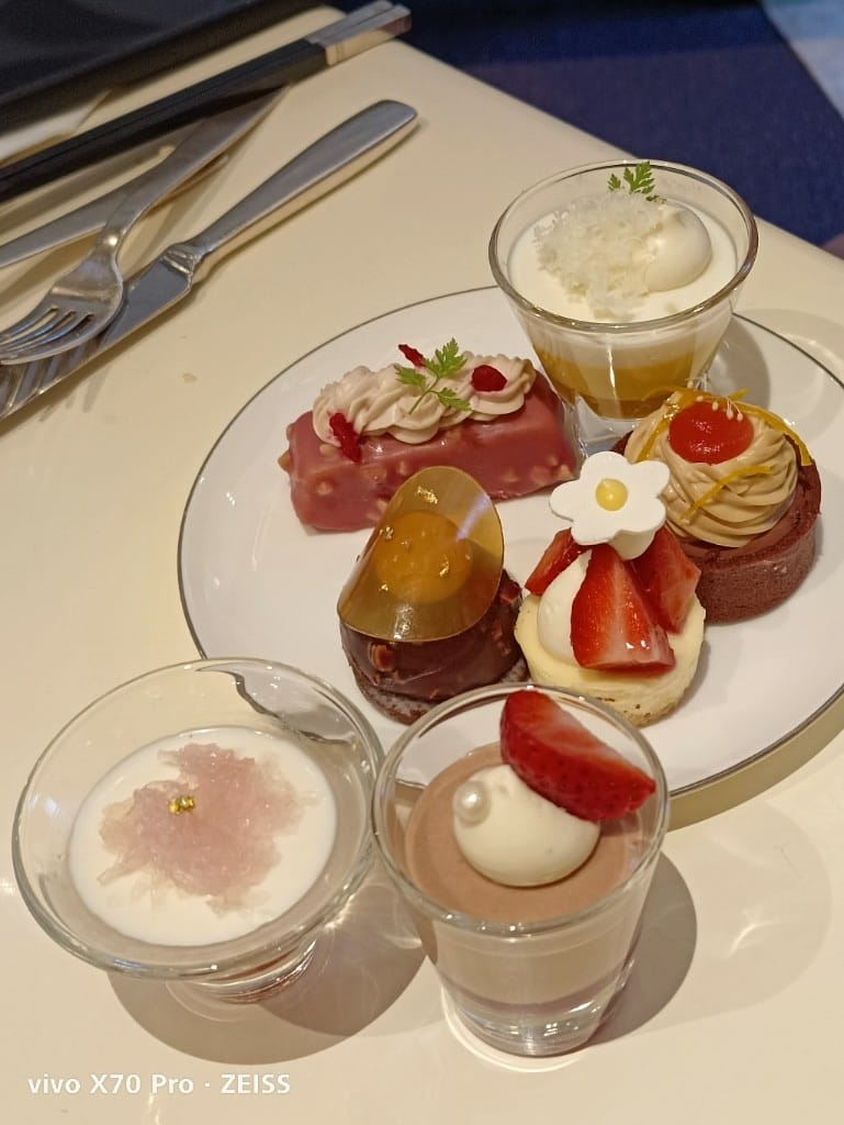 【台北吃到飽】東方文華酒店CAFÉ ，睽違兩年強勢復出，帝王蟹、生蠔、干貝、海膽都自由了❤️