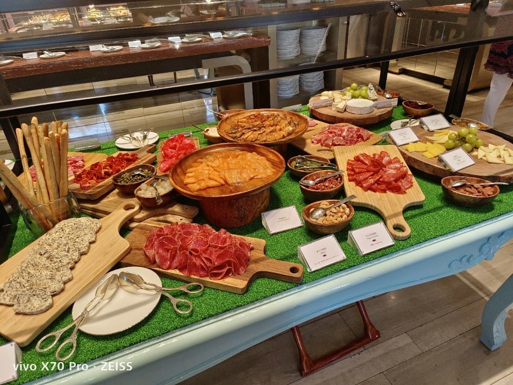 【台北吃到飽】東方文華酒店CAFÉ ，睽違兩年強勢復出，帝王蟹、生蠔、干貝、海膽都自由了❤️