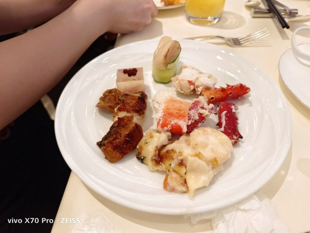 【台北吃到飽】東方文華酒店CAFÉ ，睽違兩年強勢復出，帝王蟹、生蠔、干貝、海膽都自由了❤️