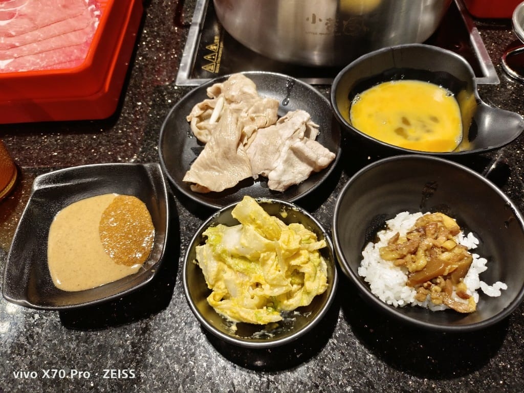 【新莊吃到飽】金大鋤壽喜燒，把握最後4人同行2人免費的優惠😋
