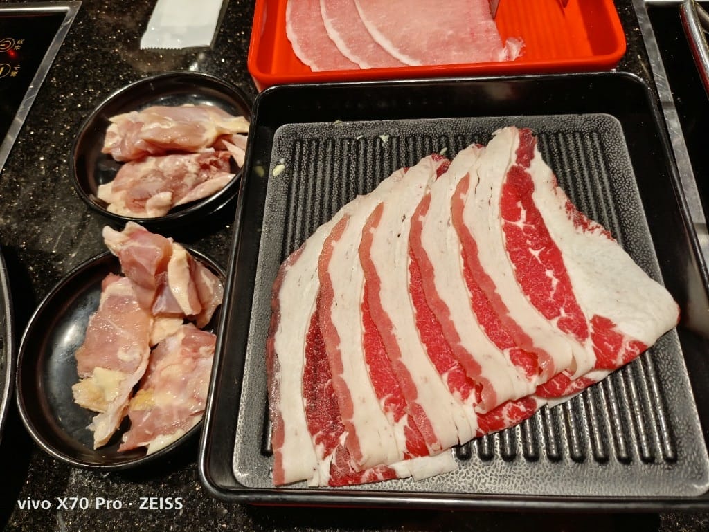 【新莊吃到飽】金大鋤壽喜燒，把握最後4人同行2人免費的優惠😋