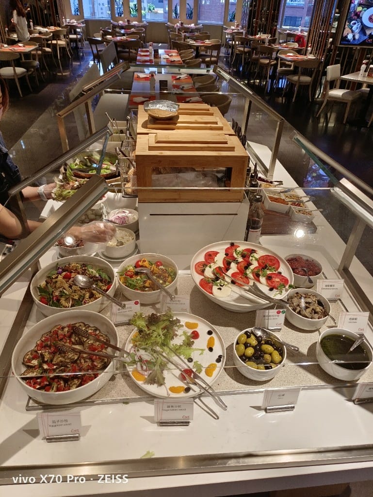 【台北吃到飽】香格里拉遠企CAFE假日午餐，用買一送一優惠享受BBQ火烤美食