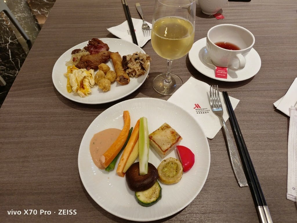 【高雄吃到飽】萬豪酒店行政酒廊，HH可以酒精飲品自由了😍