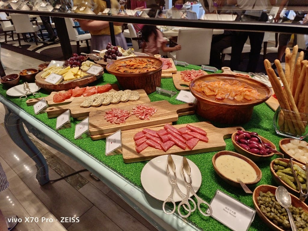 【台北吃到飽】東方文華酒店CAFÉ ，一網打盡所有高級海鮮，帝王蟹、生蠔、干貝、海膽😍