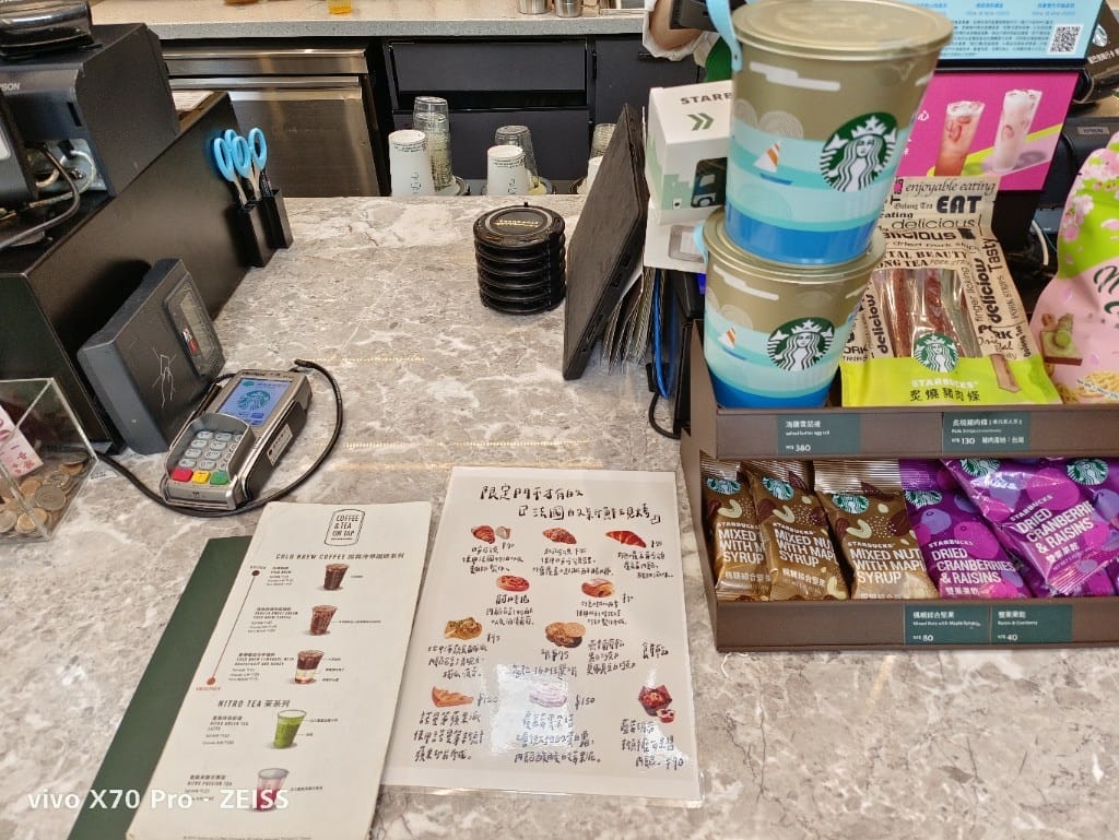 【台北咖啡】星巴克 (時代寓所門市)，超級挑高又提供酒精飲品的星巴克❤️
