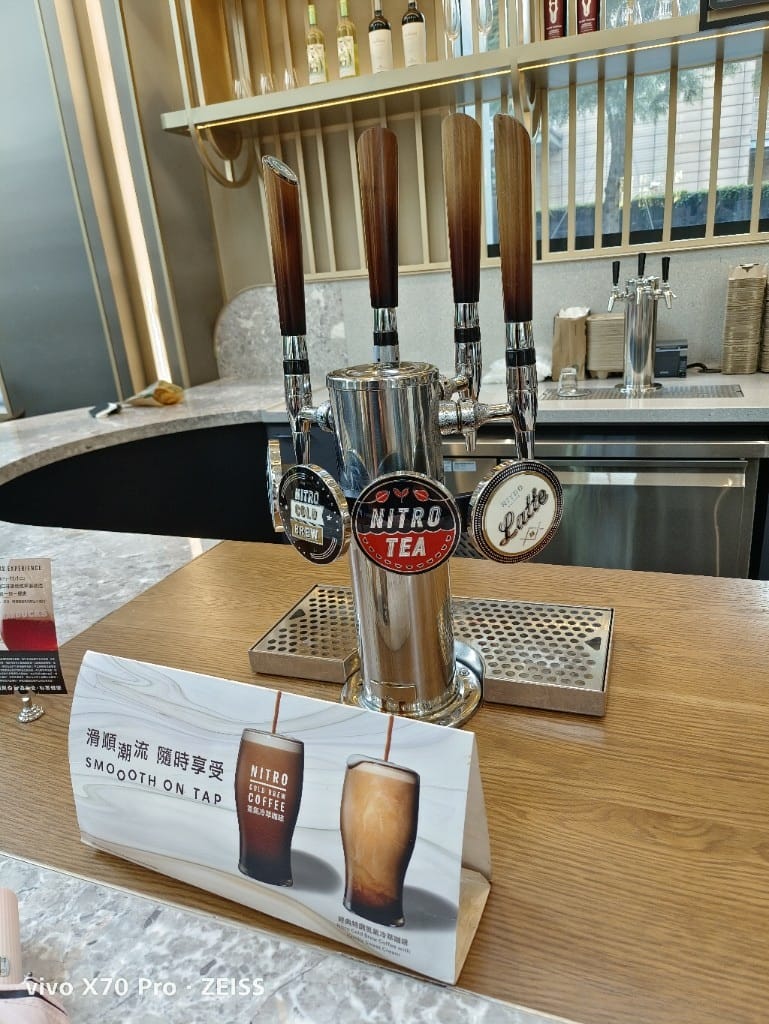 【台北咖啡】星巴克 (時代寓所門市)，超級挑高又提供酒精飲品的星巴克❤️