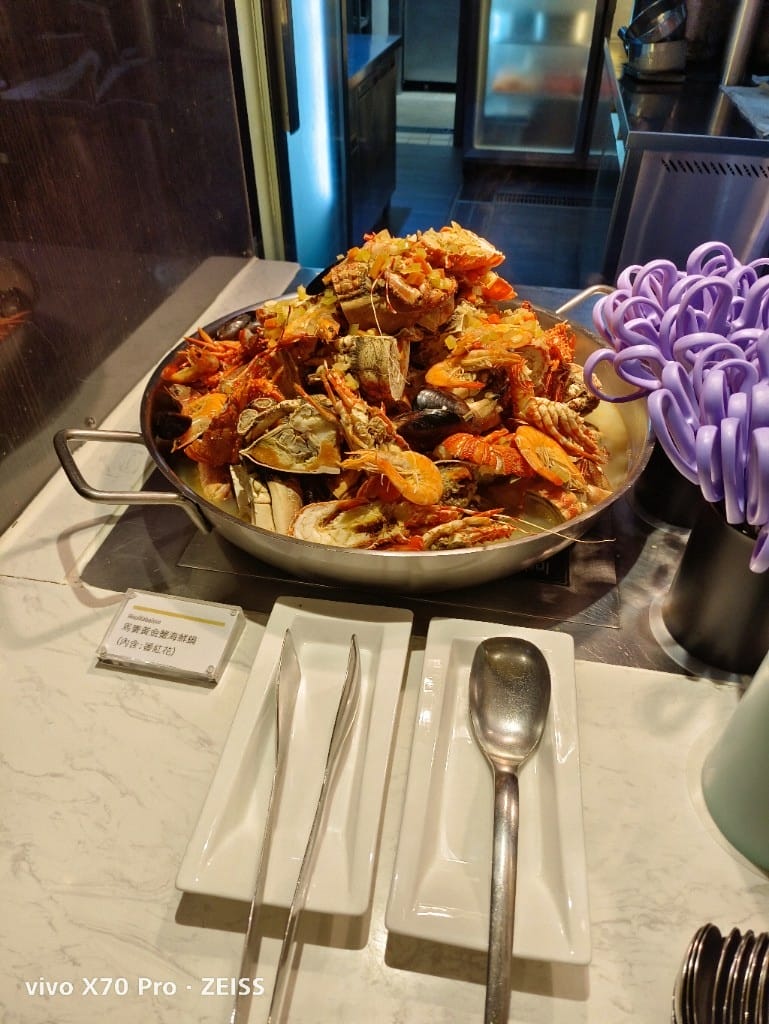 【台北吃到飽】艾美寒舍探索廚房假日午餐，中秋BBQ加菜，小龍蝦麵包蟹干貝自由😍