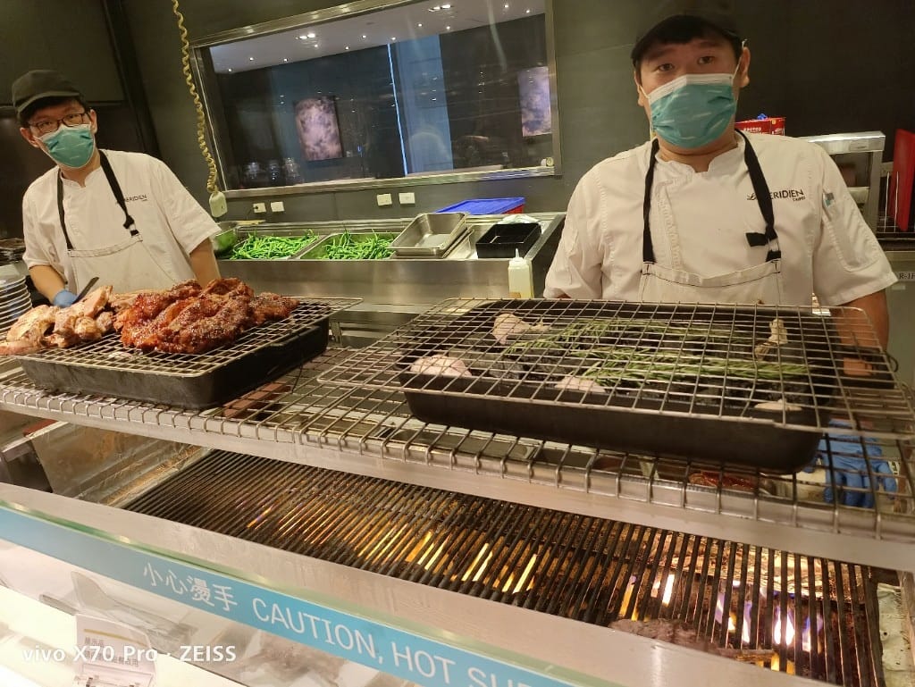 【台北吃到飽】艾美寒舍探索廚房假日午餐，中秋BBQ加菜，小龍蝦麵包蟹干貝自由😍