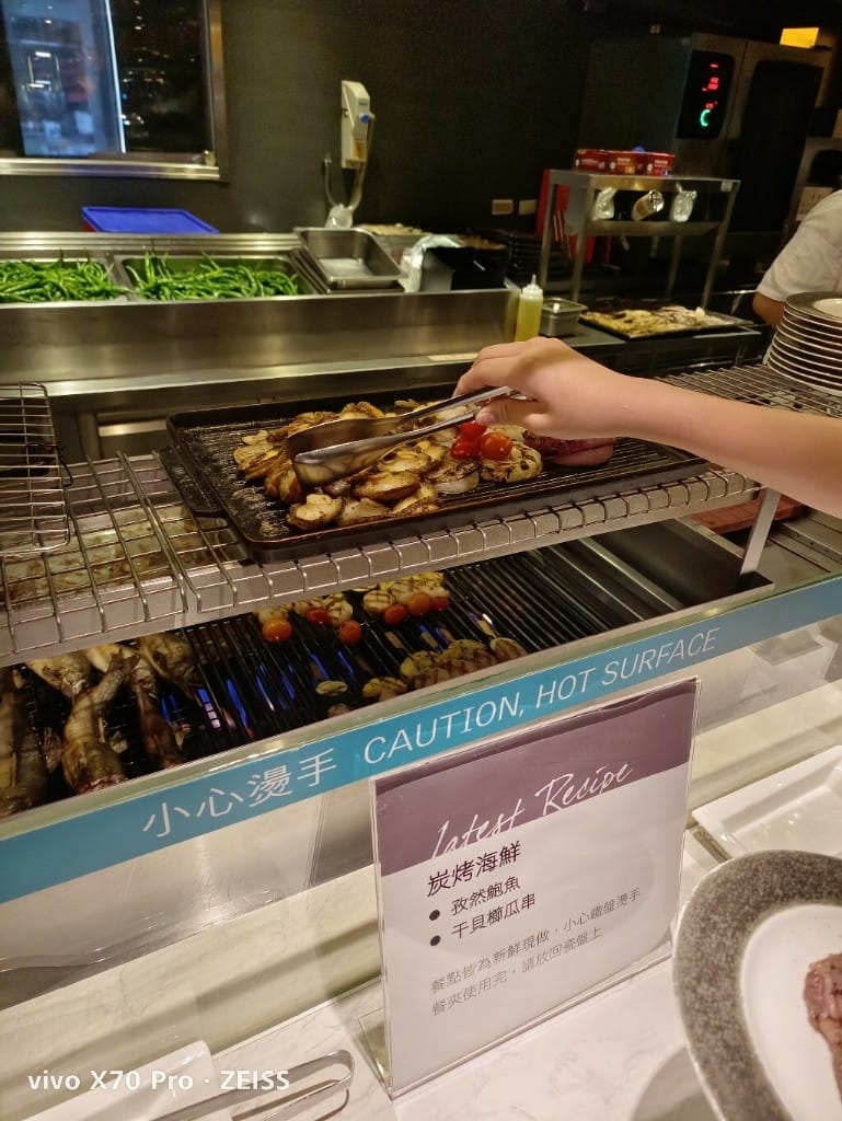 【台北吃到飽】艾美寒舍探索廚房假日午餐，中秋BBQ加菜，小龍蝦麵包蟹干貝自由😍