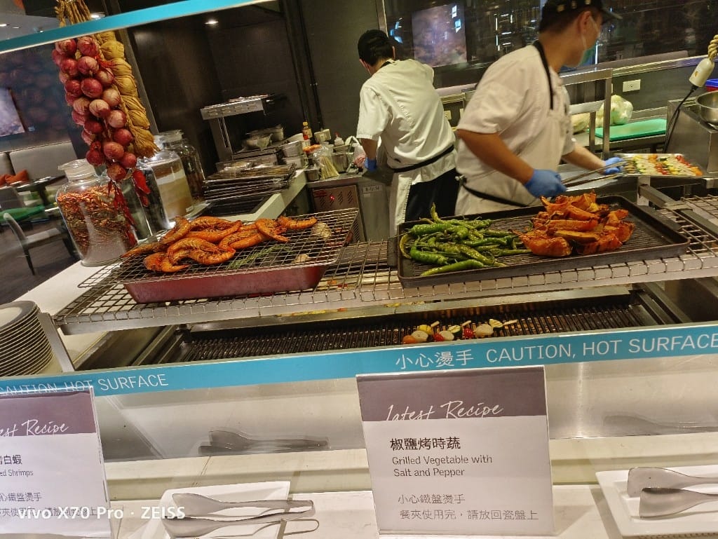 【台北吃到飽】艾美寒舍探索廚房假日午餐，中秋BBQ加菜，小龍蝦麵包蟹干貝自由😍