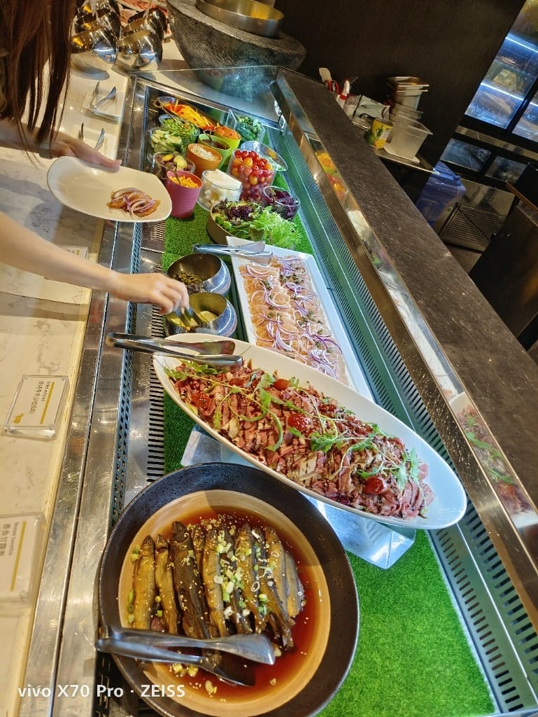【台北吃到飽】艾美寒舍探索廚房假日午餐，中秋BBQ加菜，小龍蝦麵包蟹干貝自由😍