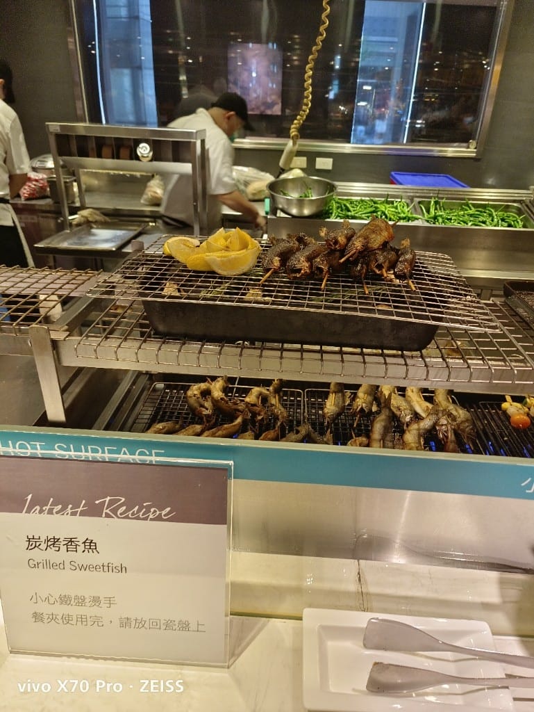 【台北吃到飽】艾美寒舍探索廚房假日午餐，中秋BBQ加菜，小龍蝦麵包蟹干貝自由😍