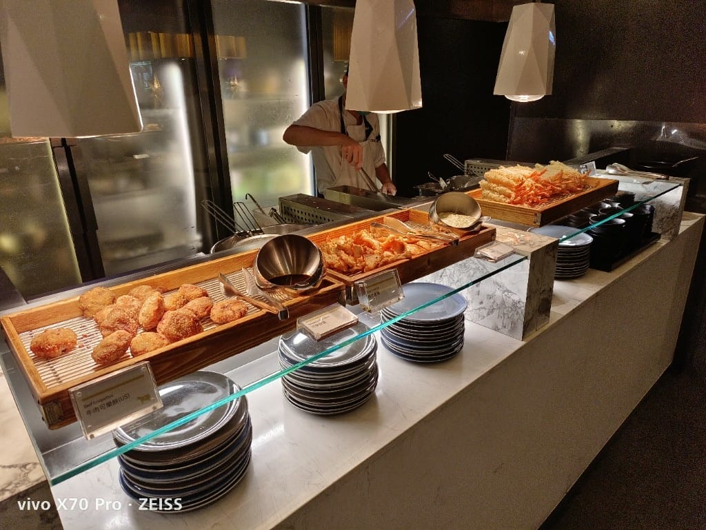 【台北吃到飽】艾美寒舍探索廚房假日午餐，中秋BBQ加菜，小龍蝦麵包蟹干貝自由😍