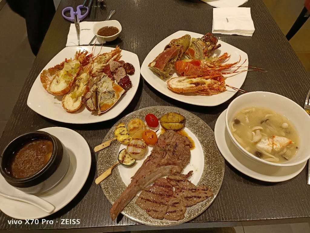 【台北吃到飽】艾美寒舍探索廚房假日午餐，中秋BBQ加菜，小龍蝦麵包蟹干貝自由😍