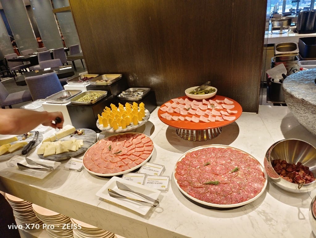 【台北吃到飽】艾美寒舍探索廚房假日午餐，中秋BBQ加菜，小龍蝦麵包蟹干貝自由😍