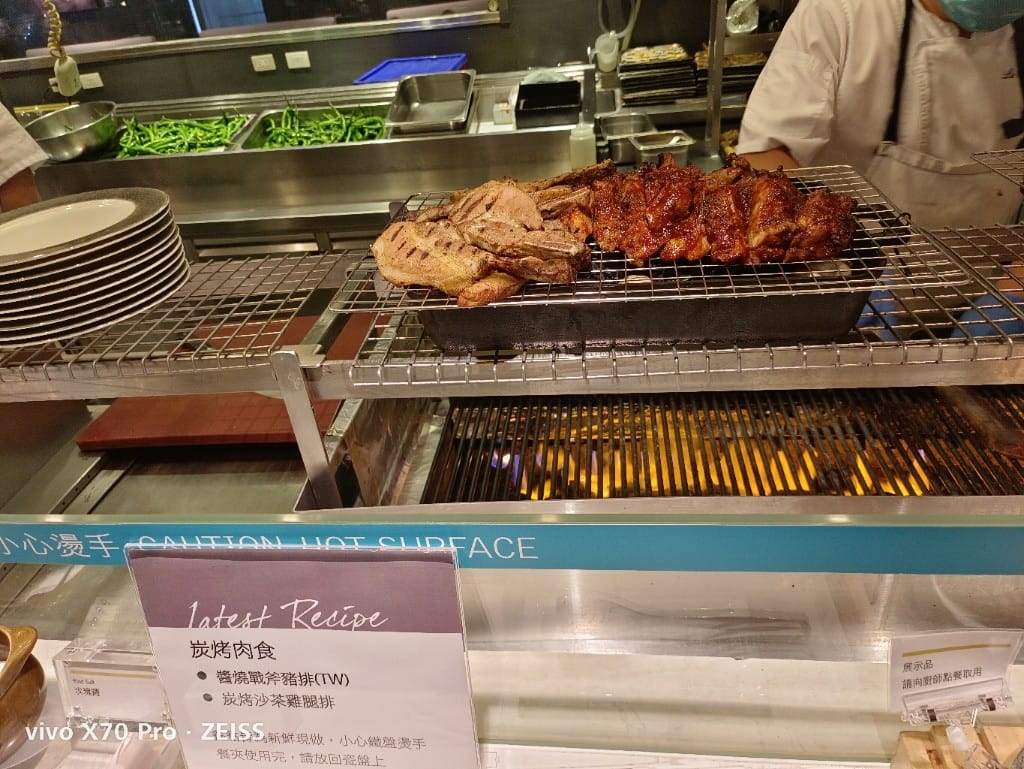 【台北吃到飽】艾美寒舍探索廚房假日午餐，中秋BBQ加菜，小龍蝦麵包蟹干貝自由😍