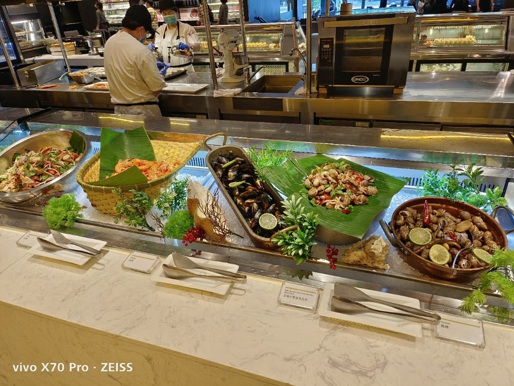 【台北吃到飽】艾美寒舍探索廚房假日午餐，中秋BBQ加菜，小龍蝦麵包蟹干貝自由😍