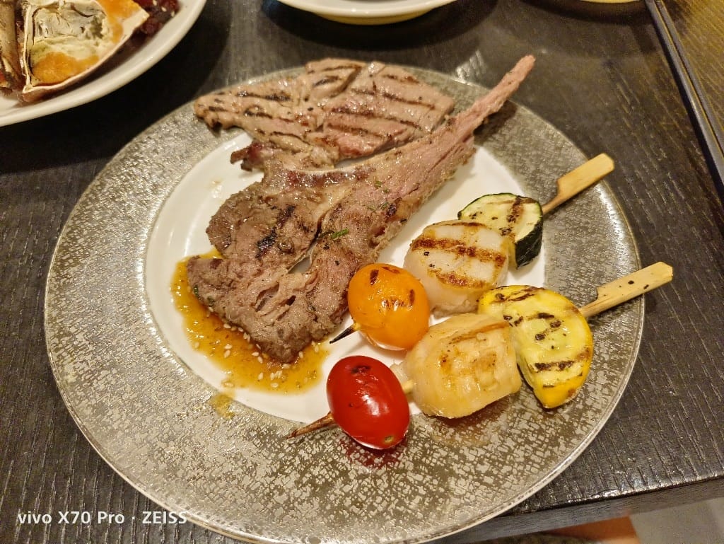 【台北吃到飽】艾美寒舍探索廚房假日午餐，中秋BBQ加菜，小龍蝦麵包蟹干貝自由😍