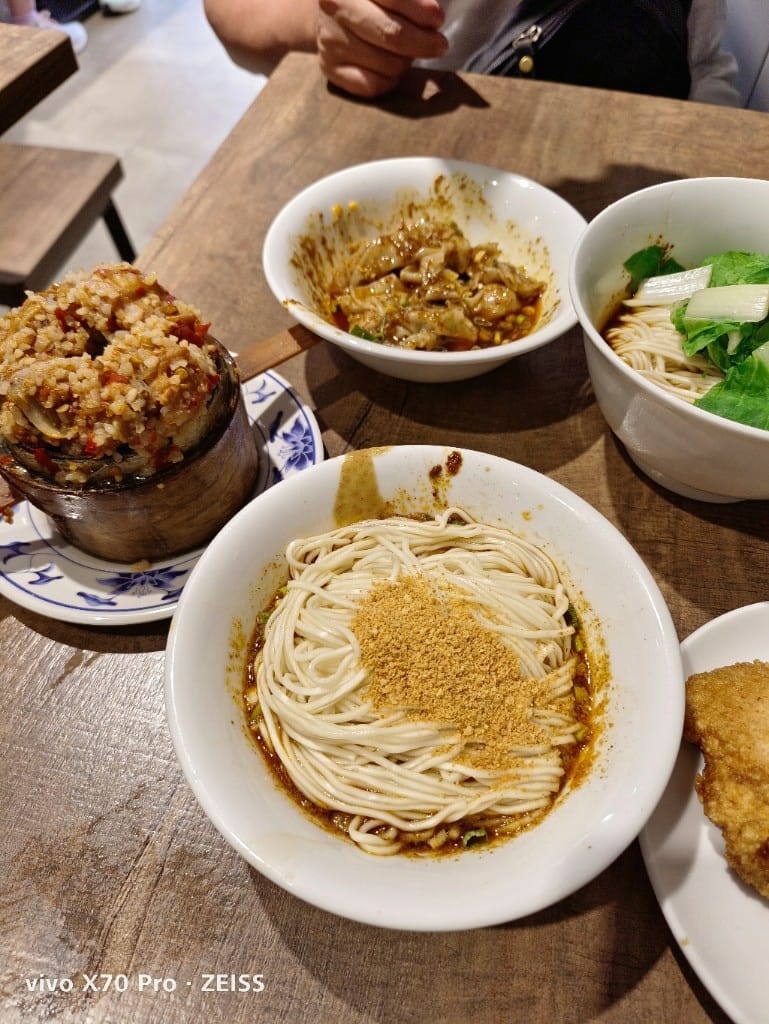 【台北美食】永康街美食，白水豆花&金雞母 &老鄧