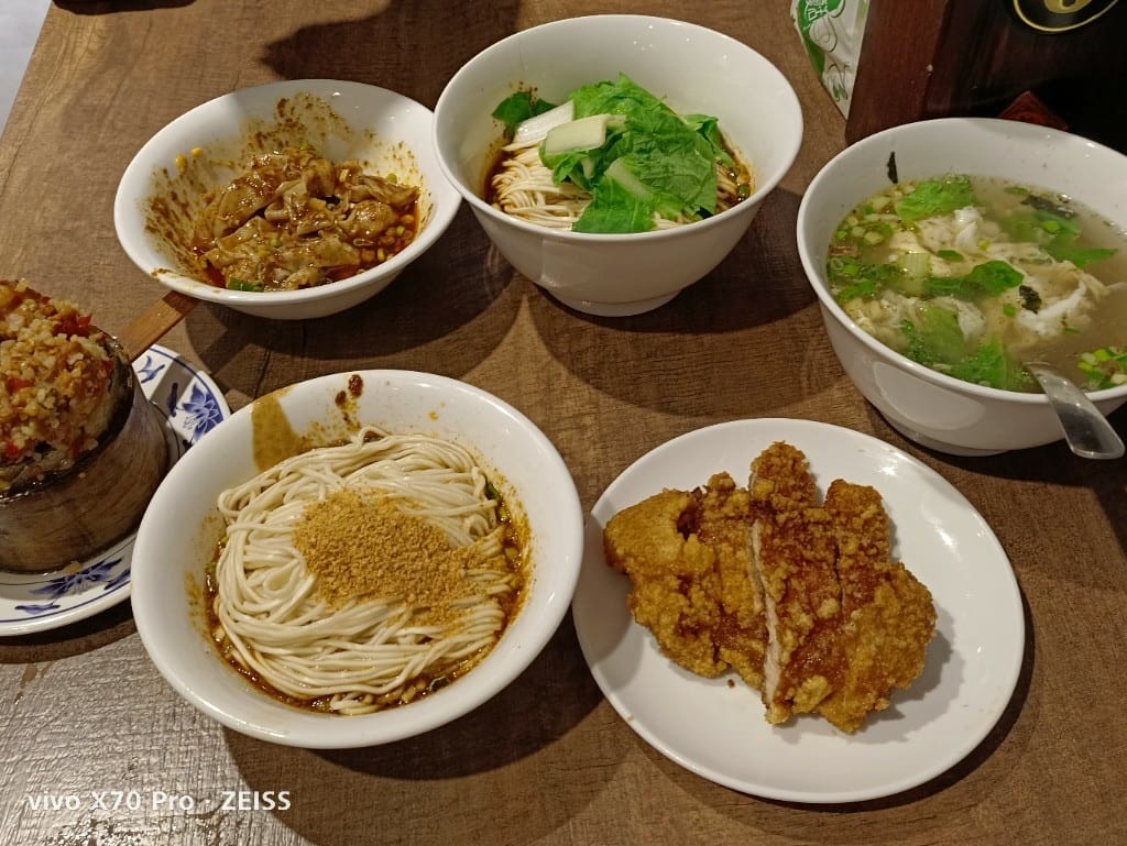 【台北美食】永康街美食，白水豆花&金雞母 &老鄧