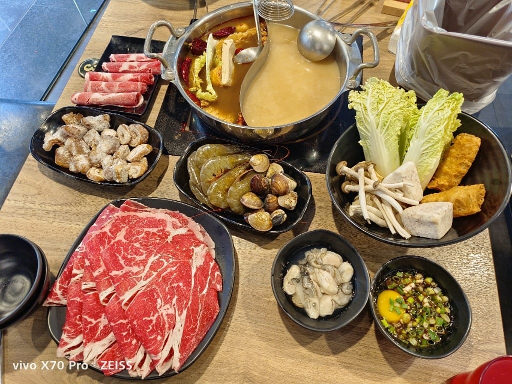 【桃園吃到飽】孫太太嚴選超市火鍋吃到飽，肉品和海鮮都不錯的平價吃到飽😸