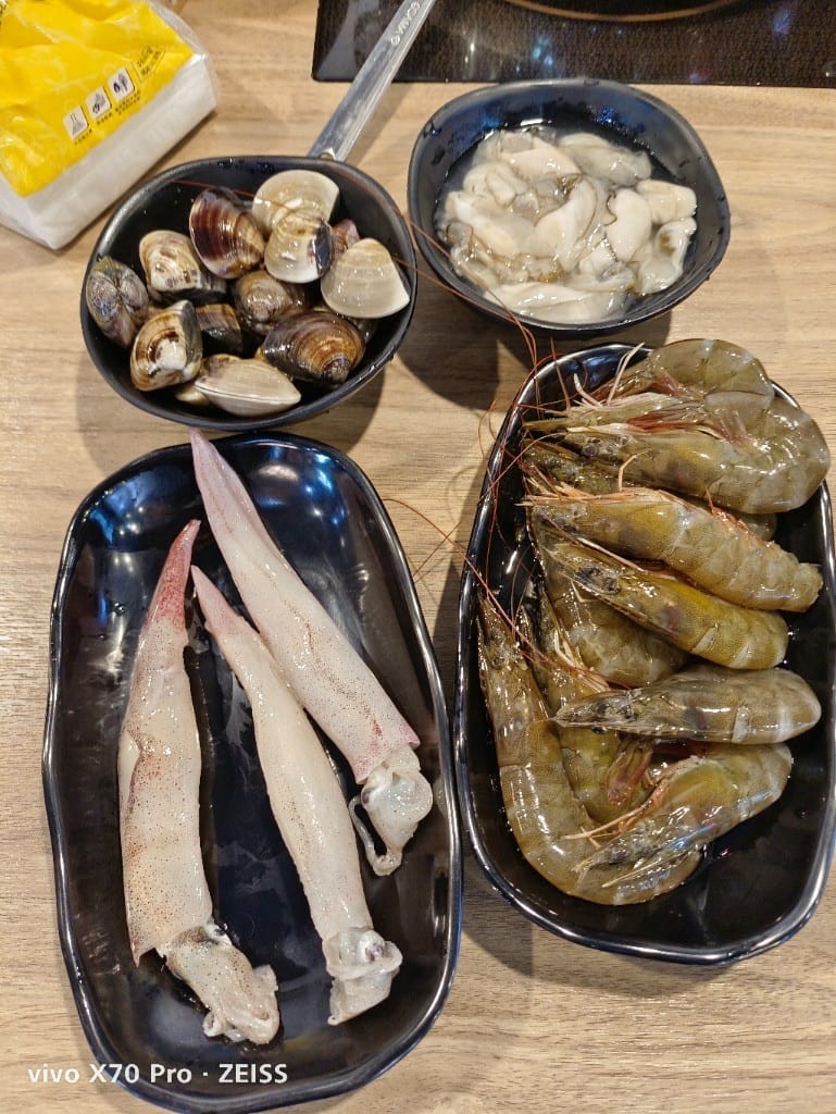 【桃園吃到飽】孫太太嚴選超市火鍋吃到飽，肉品和海鮮都不錯的平價吃到飽😸