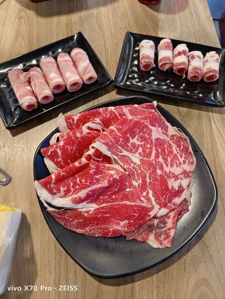 【桃園吃到飽】孫太太嚴選超市火鍋吃到飽，肉品和海鮮都不錯的平價吃到飽😸