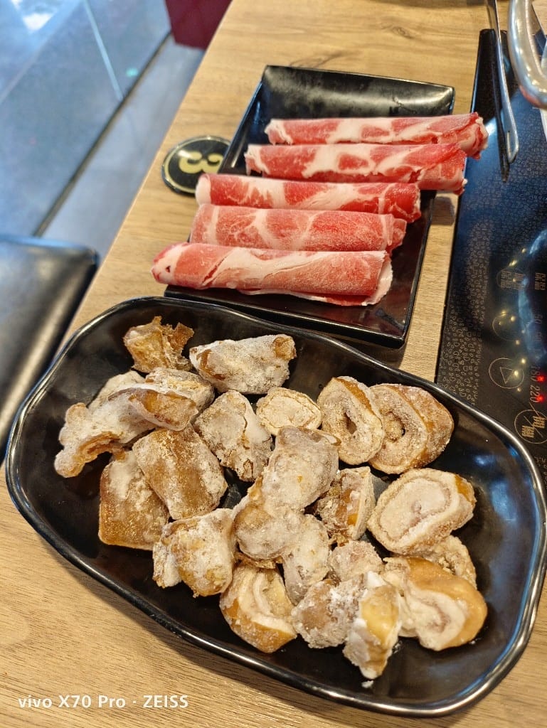 【桃園吃到飽】孫太太嚴選超市火鍋吃到飽，肉品和海鮮都不錯的平價吃到飽😸