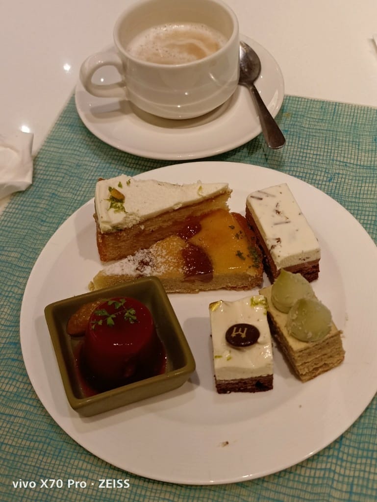 【台北吃到飽】美福彩匯下午茶15訪，回味美味的爐烤牛排、牛肉湯和NO1的甜點❤️