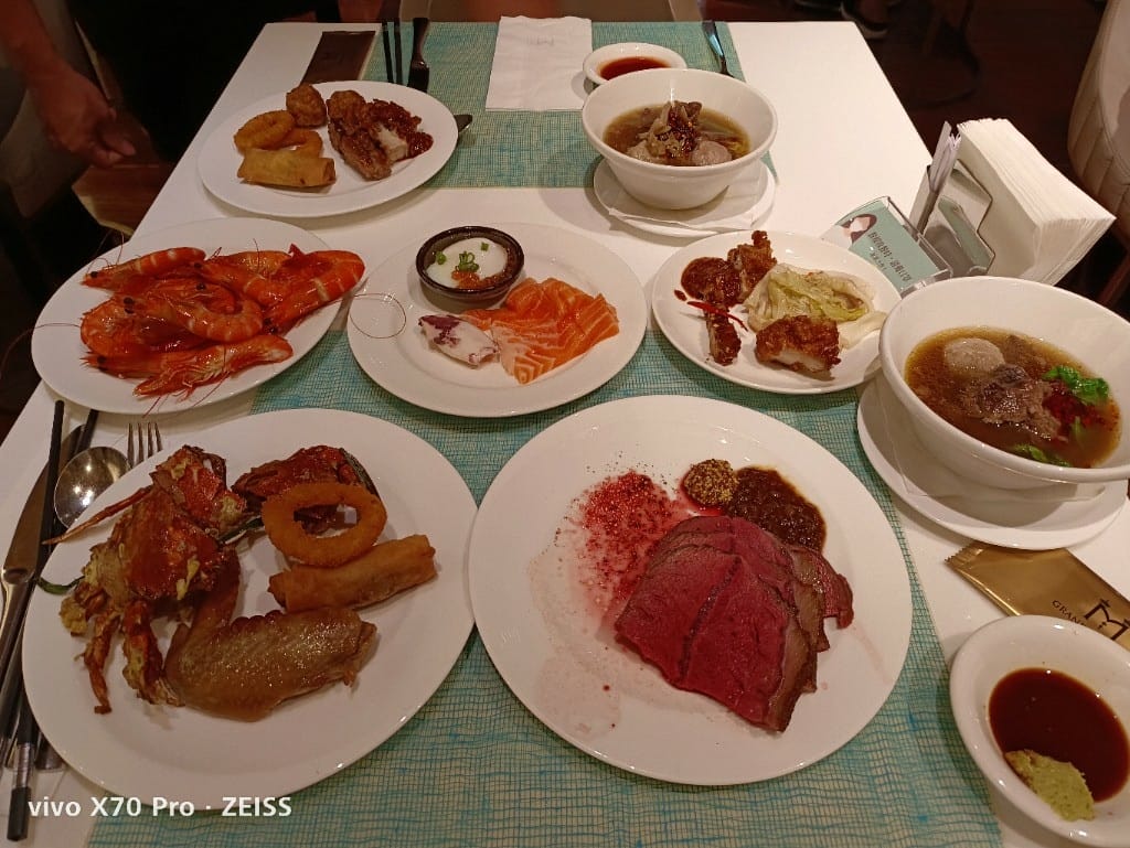 【台北吃到飽】美福彩匯下午茶15訪，回味美味的爐烤牛排、牛肉湯和NO1的甜點❤️