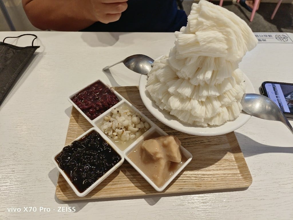 【新莊美食】何家甜品鋪剉冰雪花冰，料好實在又不甜膩的雪花冰