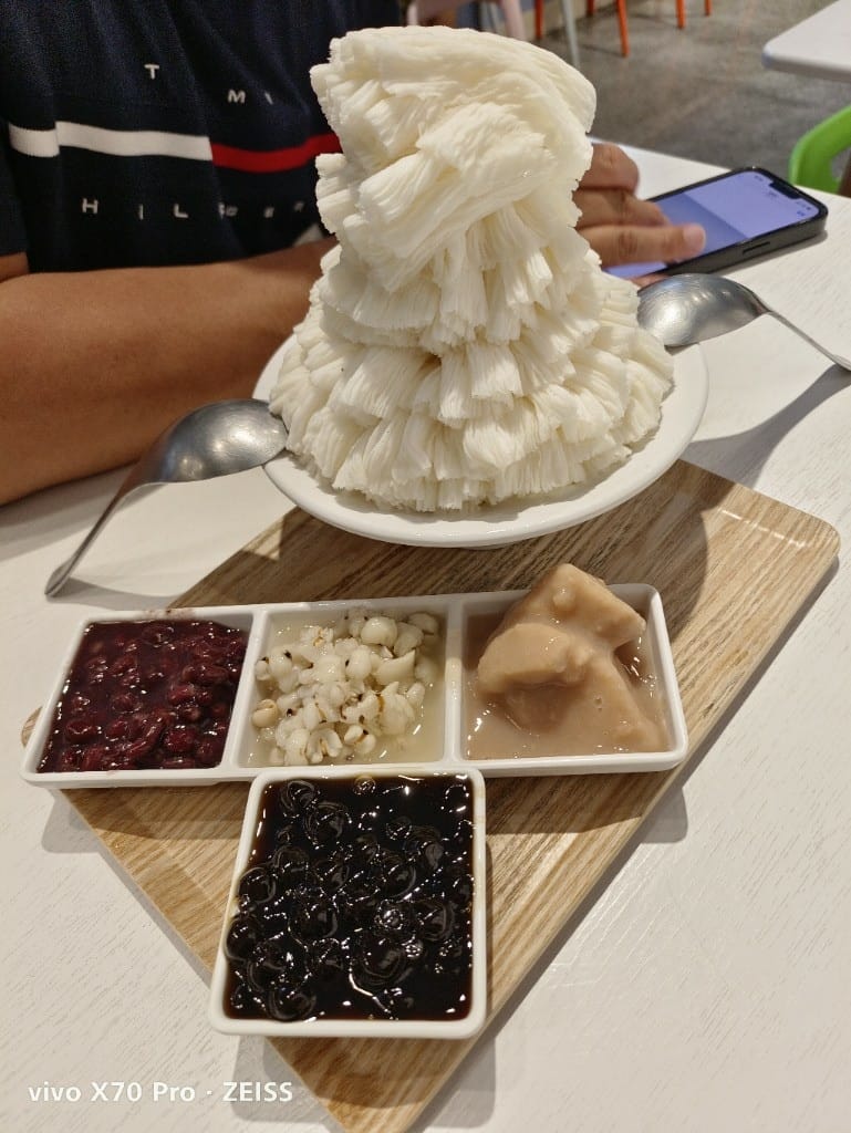 【新莊美食】何家甜品鋪剉冰雪花冰，料好實在又不甜膩的雪花冰