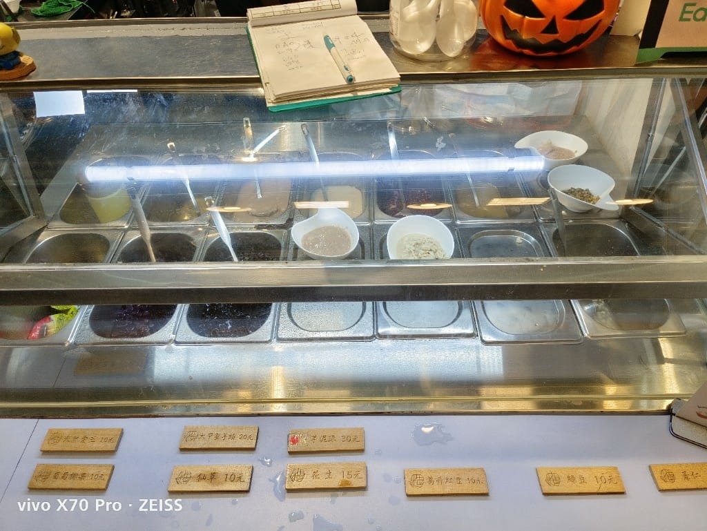 【新莊美食】何家甜品鋪剉冰雪花冰，料好實在又不甜膩的雪花冰