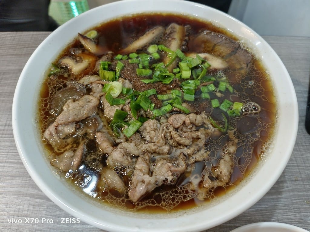 【新莊美食】 王的秘製黑蒜牛肉麵，巷弄裡的私房牛肉麵