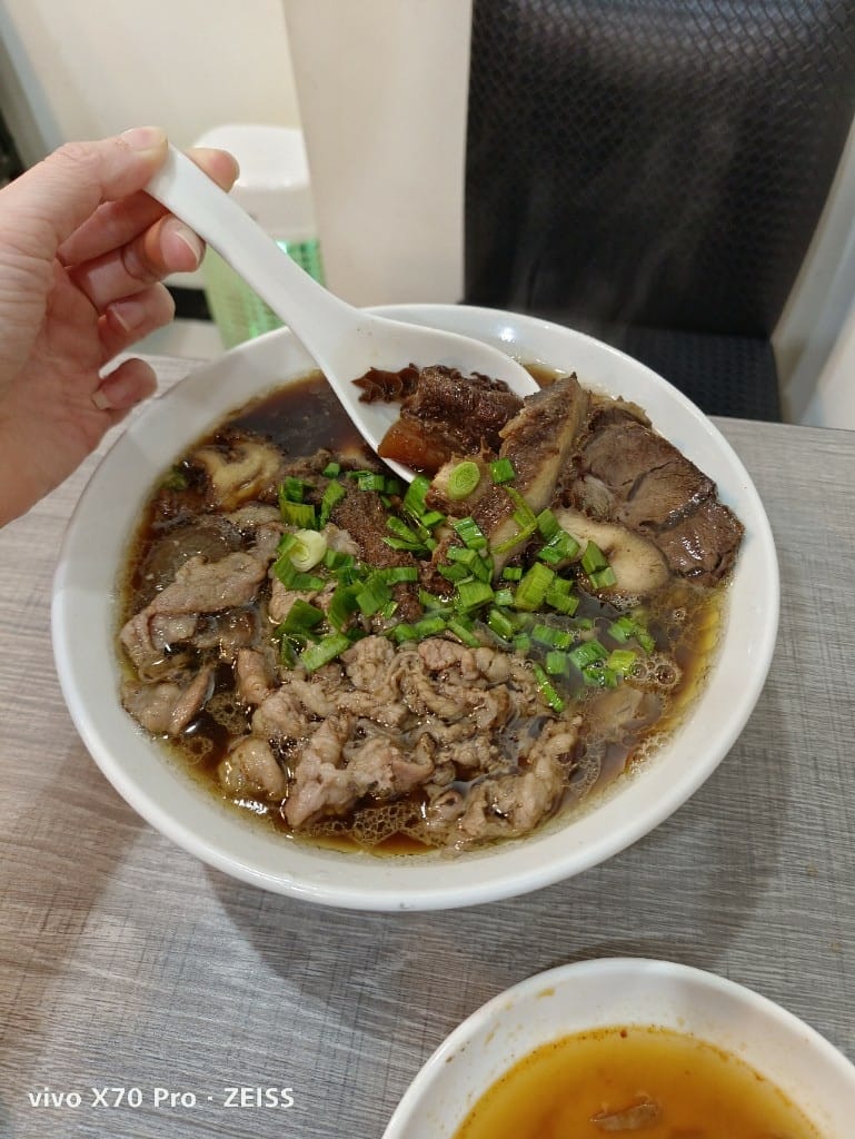 【新莊美食】 王的秘製黑蒜牛肉麵，巷弄裡的私房牛肉麵