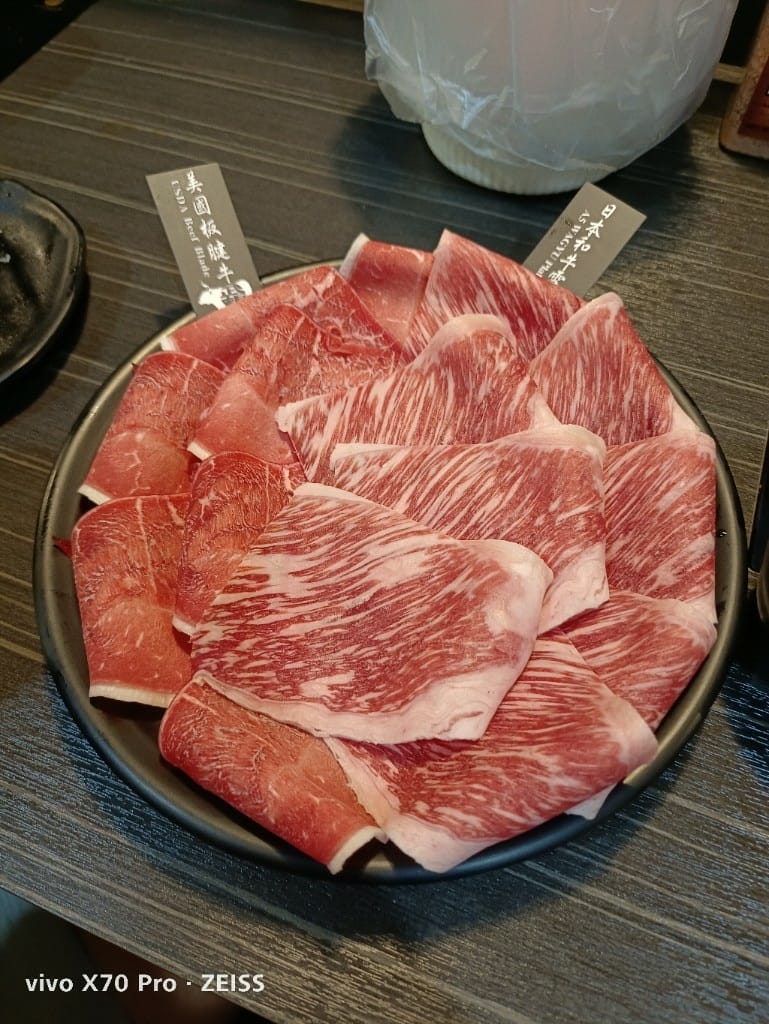 【新莊吃到飽】 武鶴個人鍋(新莊加盟店)，來試試和牛自由！