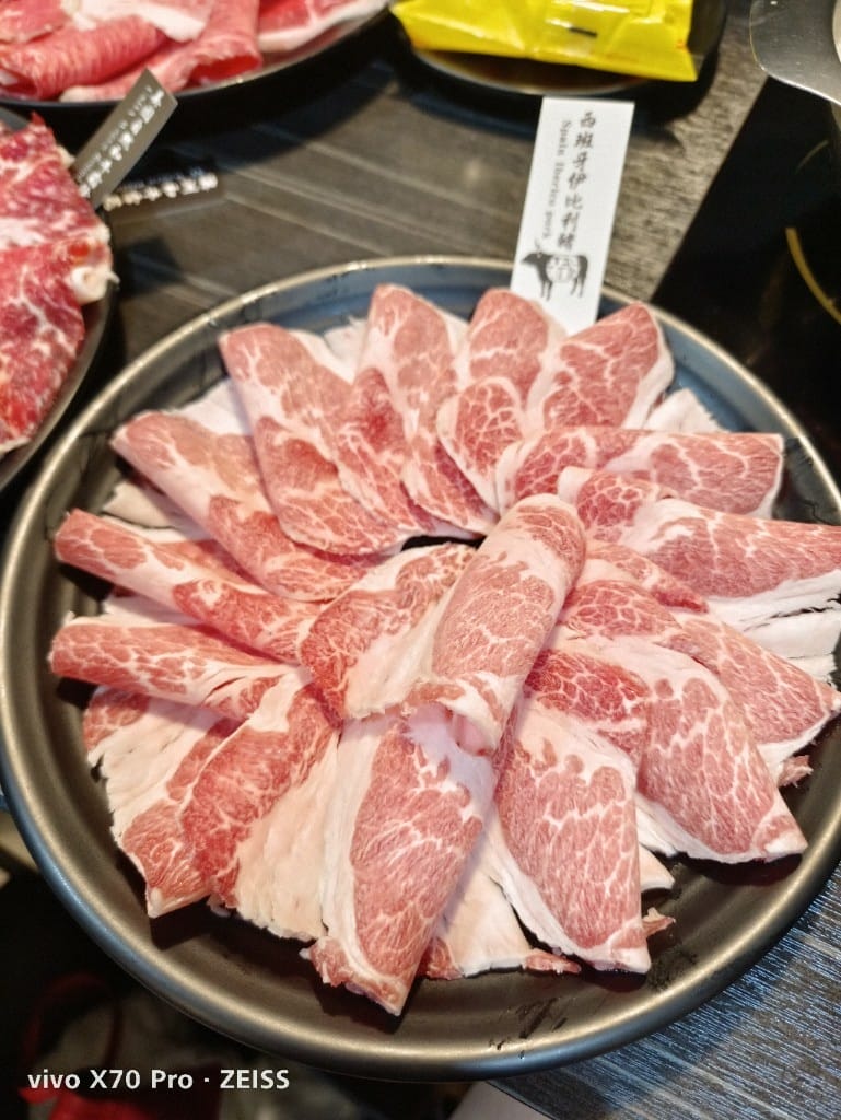 【新莊吃到飽】 武鶴個人鍋(新莊加盟店)，來試試和牛自由！