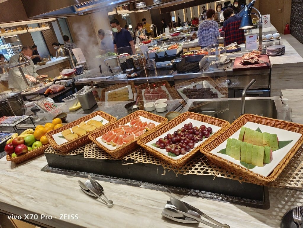 【台北吃到飽】國泰萬怡MJ Kitchen 自助餐廳，暖辛鍋物季！